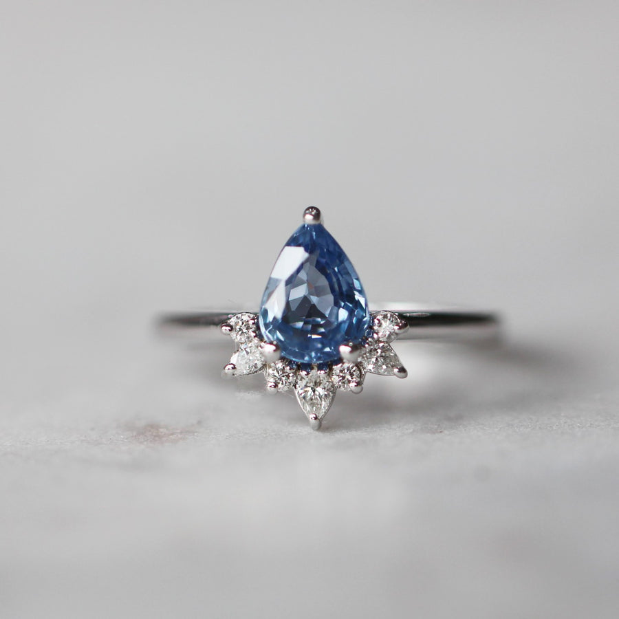CEYLON SAPPHIRE / HALF HALO RING