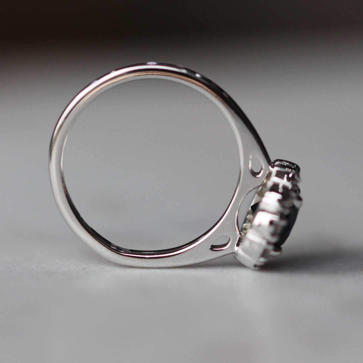 AUSTRALIAN SAPPHIRE / VINTAGE HALO RING