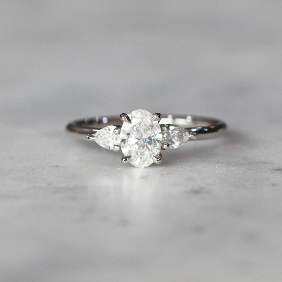 OVAL DIAMOND / TRILOGY RING