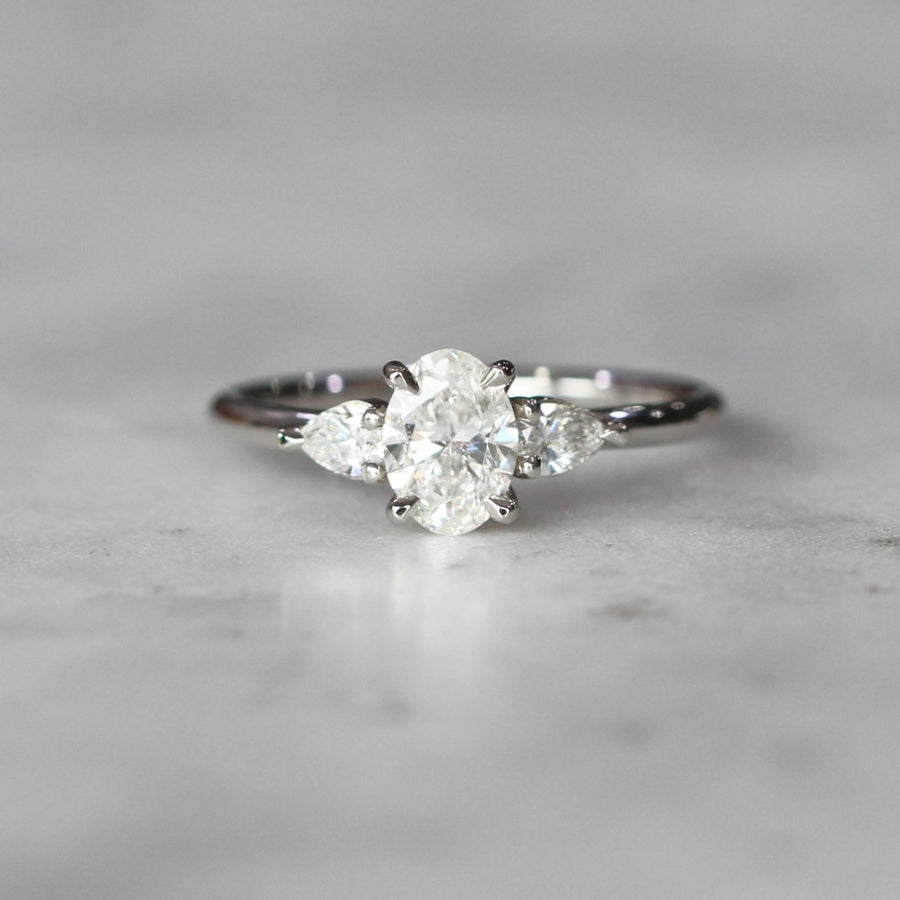 OVAL DIAMOND / TRILOGY RING
