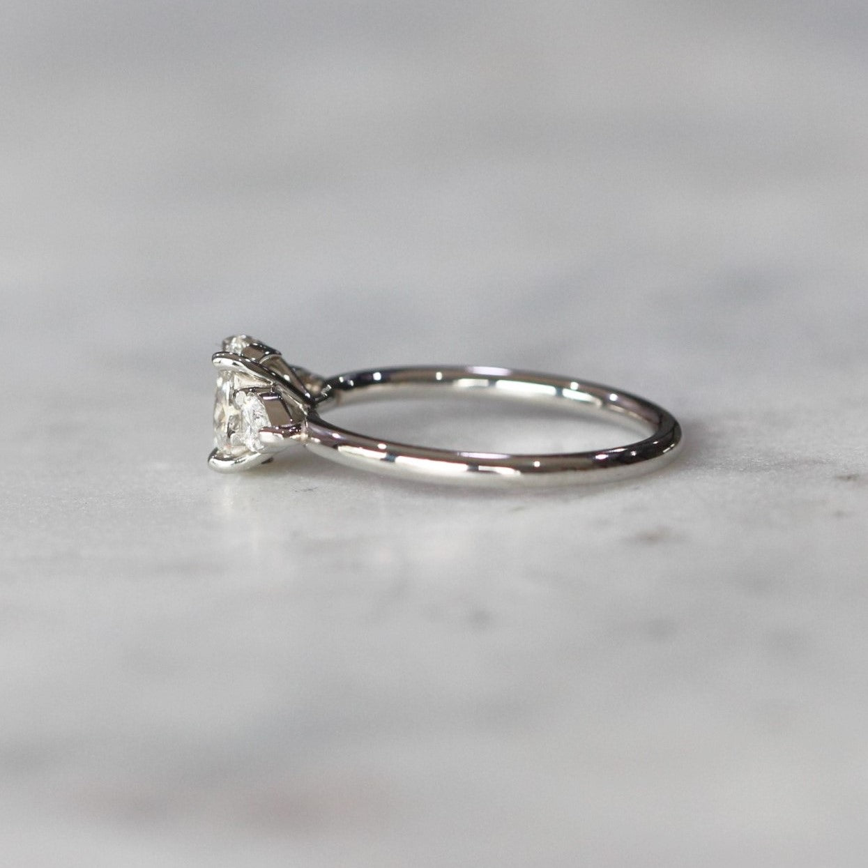 OVAL DIAMOND / TRILOGY RING