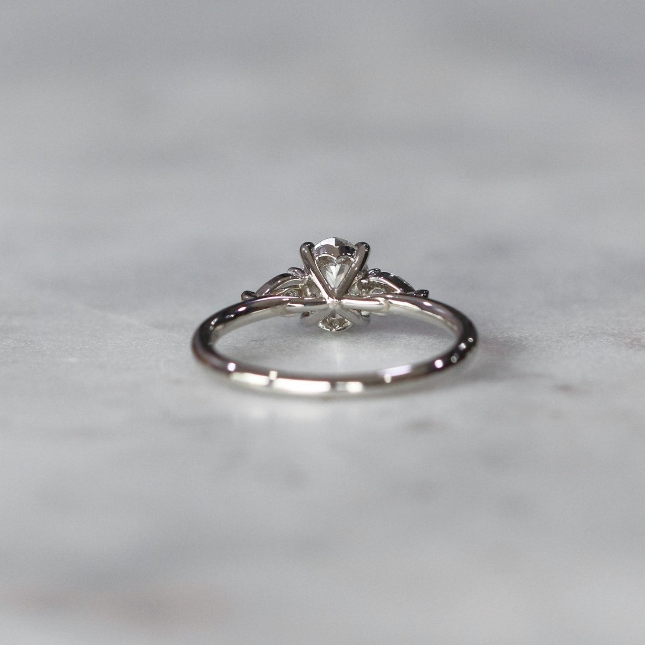 OVAL DIAMOND / TRILOGY RING
