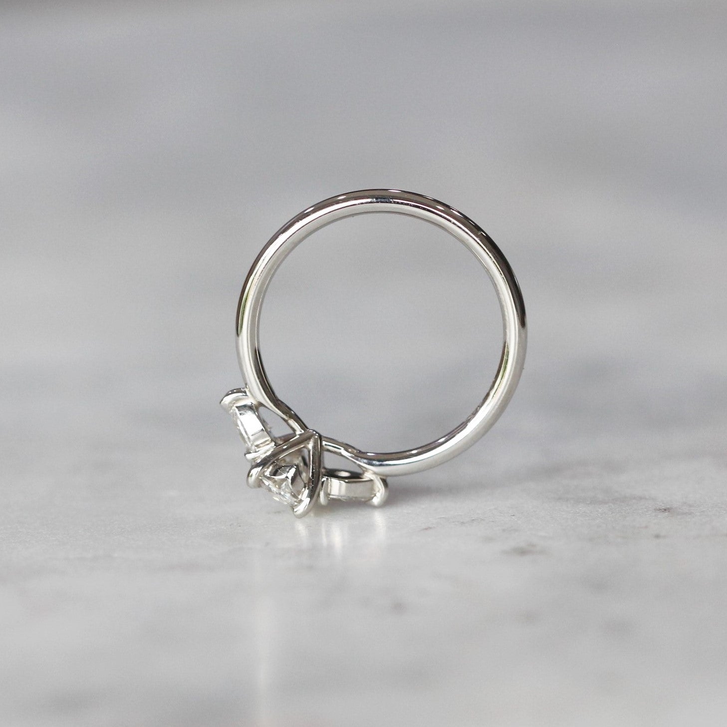 OVAL DIAMOND / TRILOGY RING