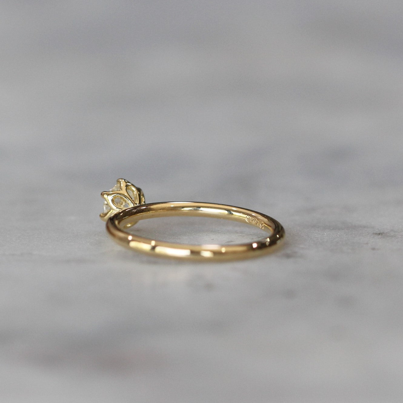 ROUND DIAMOND / LOTUS RING