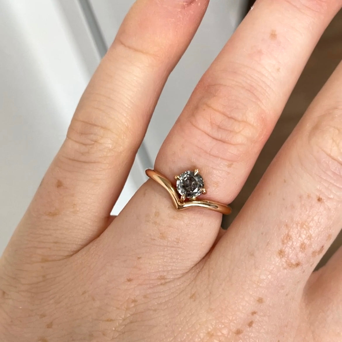 ROUND / SALT & PEPPER DIAMOND RING