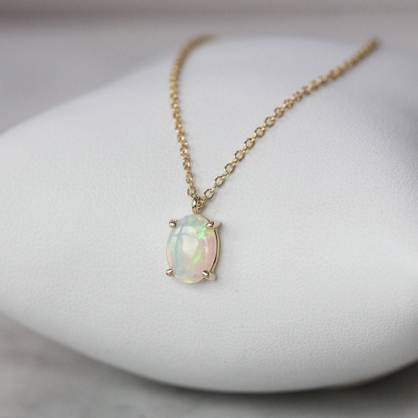 OVAL / OPAL NECKLACE