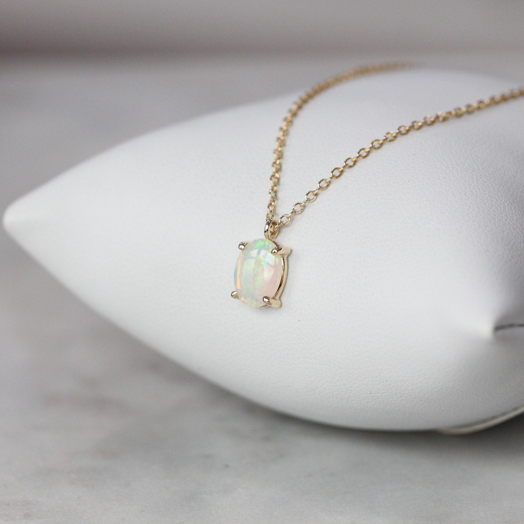 OVAL / OPAL NECKLACE