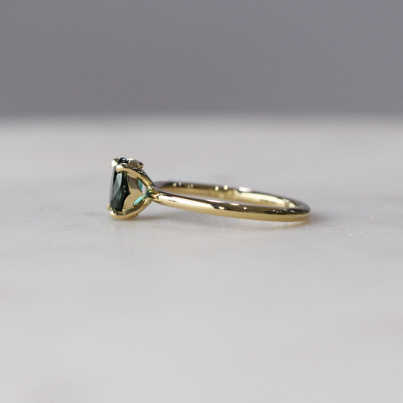 OVAL / SAPPHIRE SOLITAIRE RING