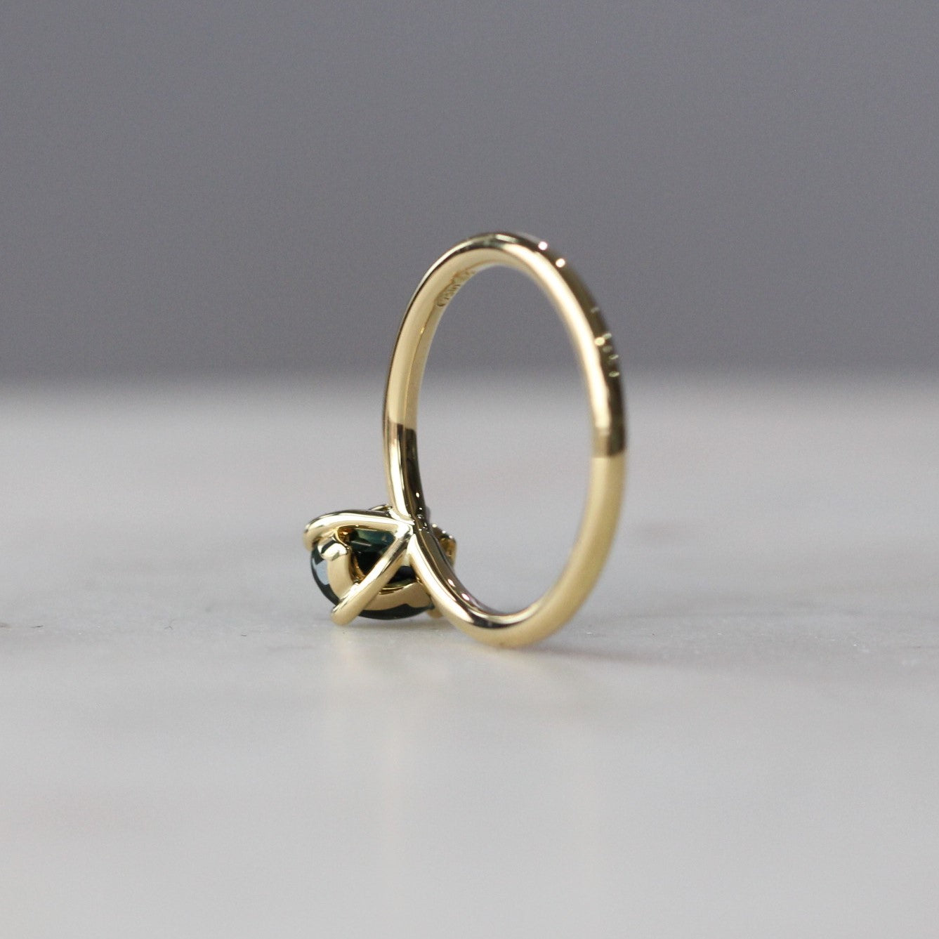 OVAL / SAPPHIRE SOLITAIRE RING