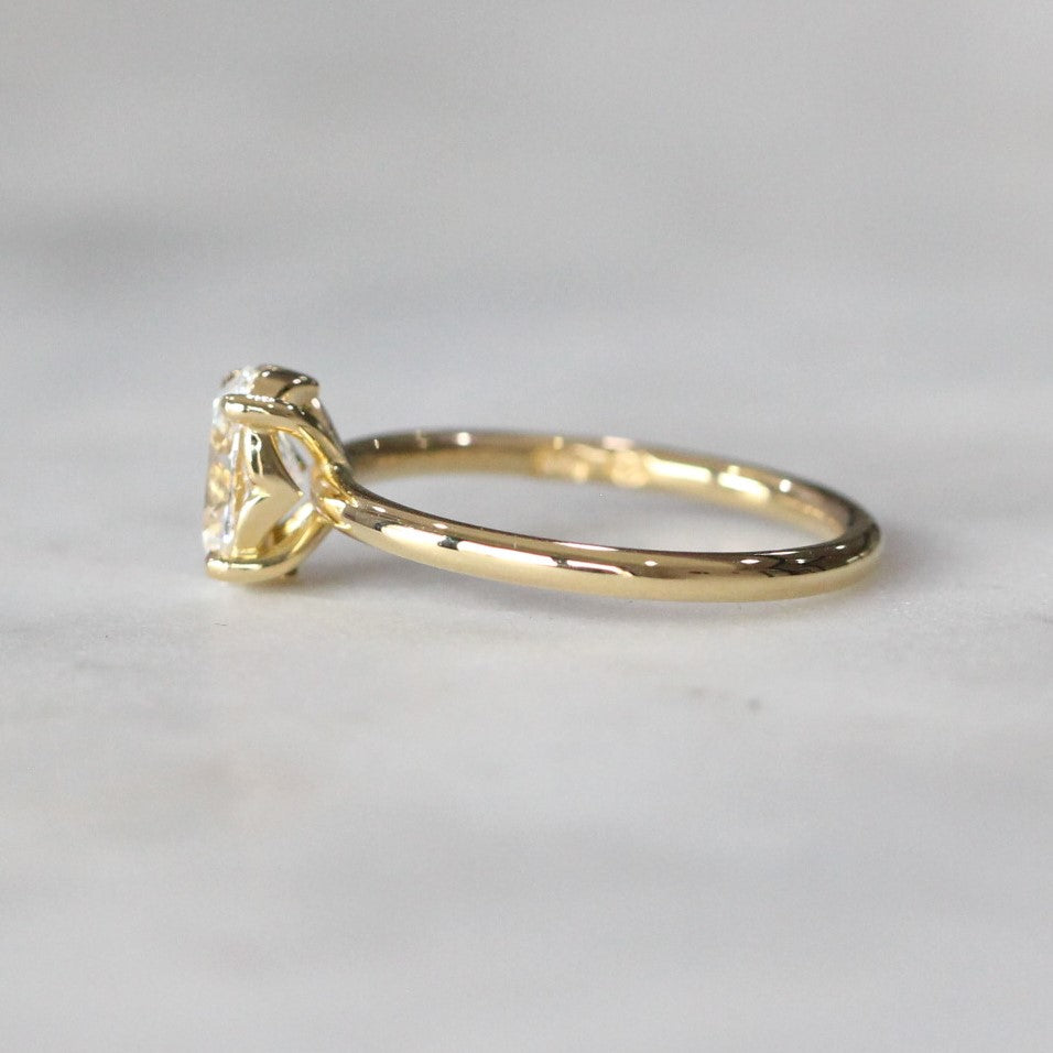 OVAL LAB CREATED DIAMOND / SOLITAIRE RING V