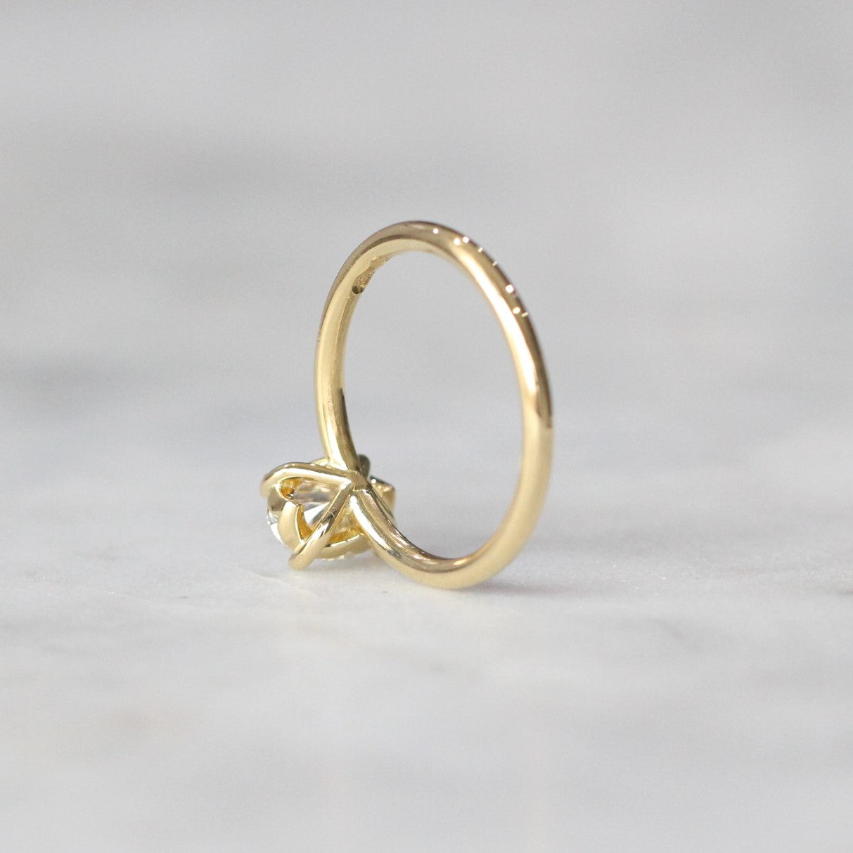 OVAL LAB CREATED DIAMOND / SOLITAIRE RING V