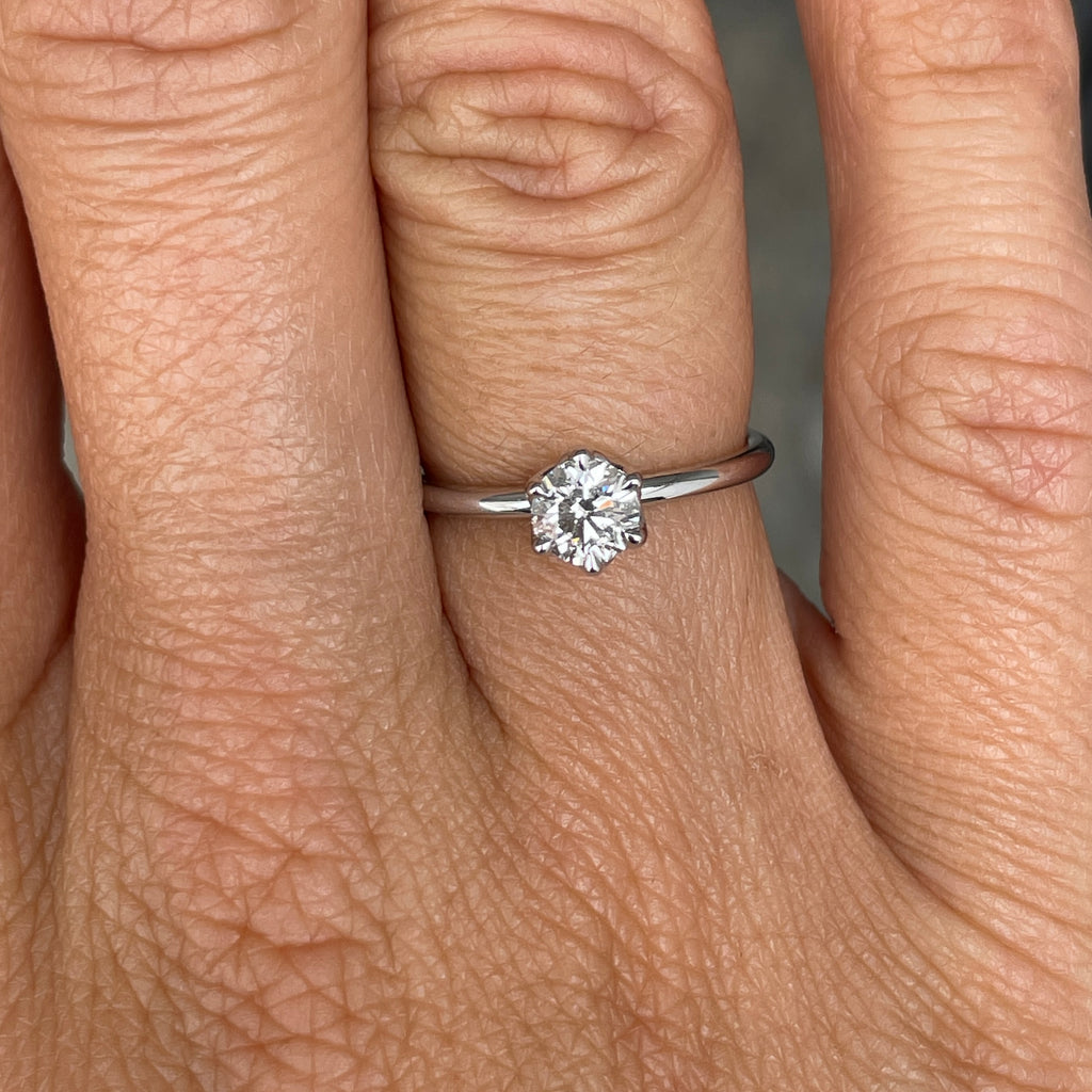 ROUND WHITE DIAMOND / LOTUS RING