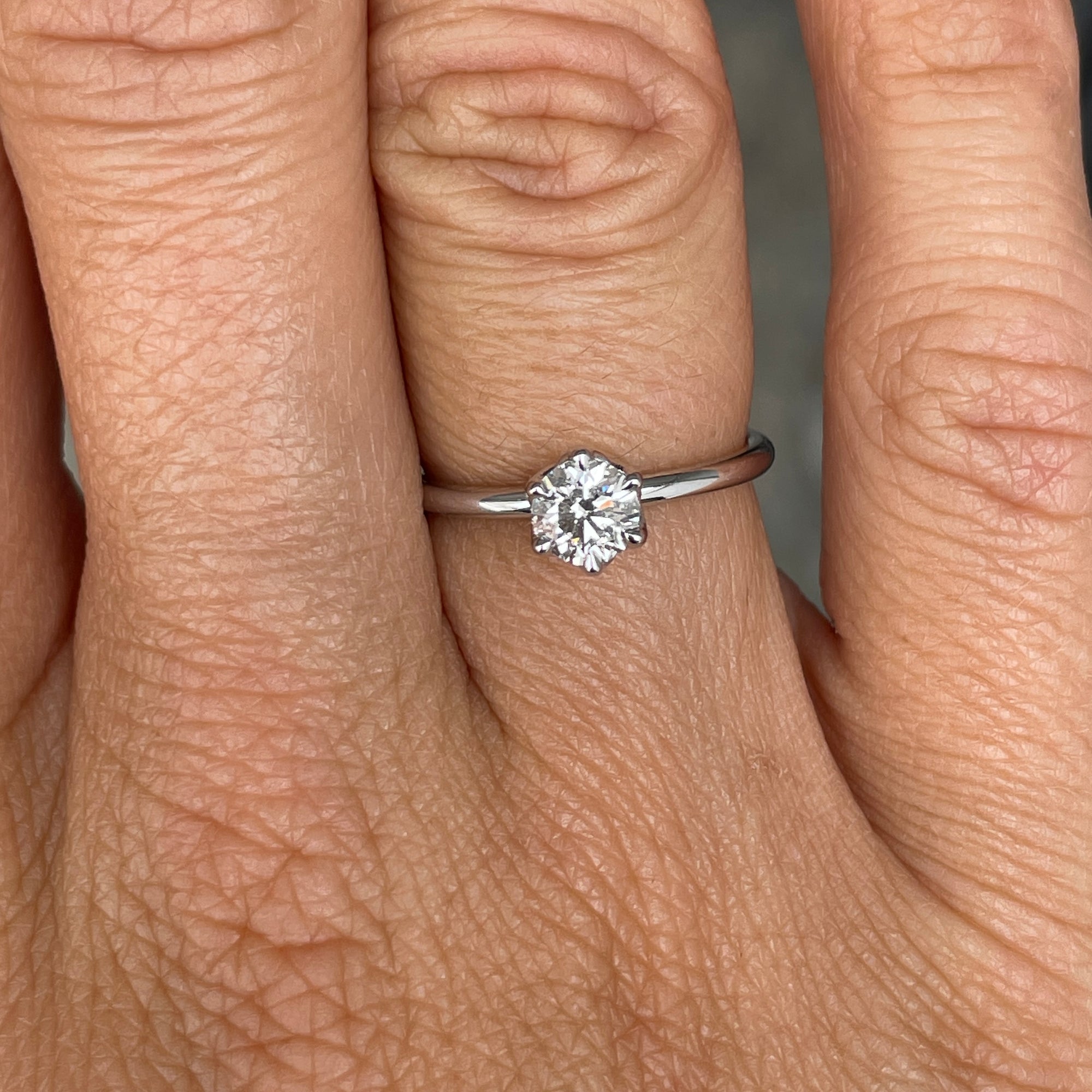 ROUND WHITE DIAMOND / LOTUS RING