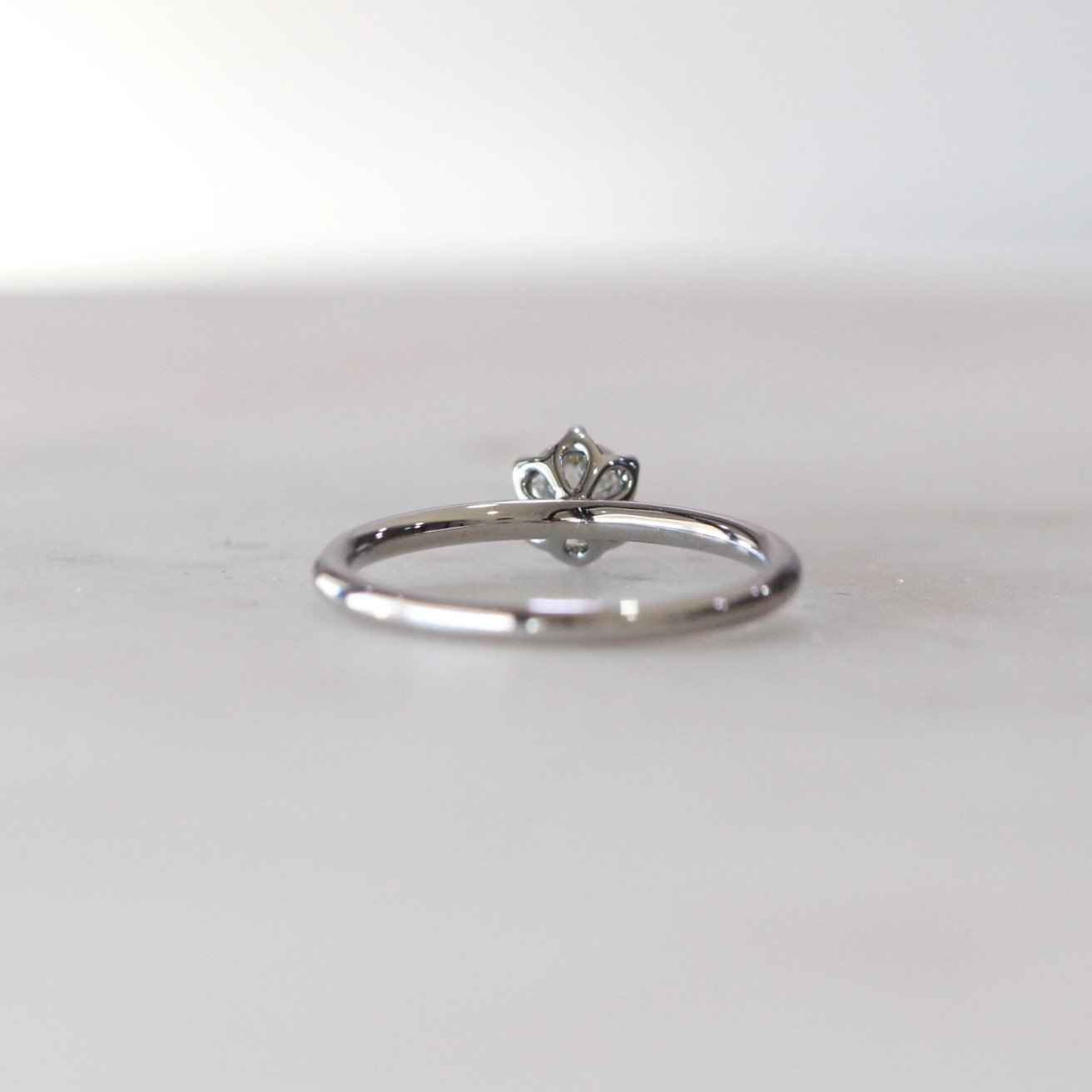 WHITE ROUND DIAMOND / LOTUS RING