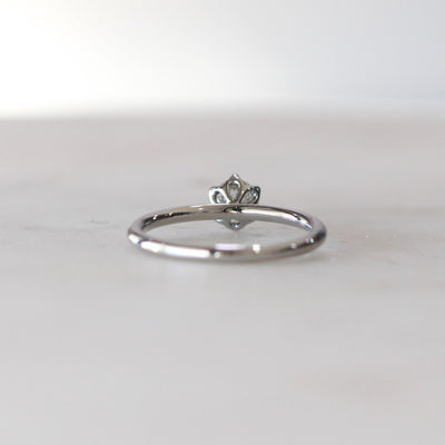 WHITE ROUND DIAMOND / LOTUS RING