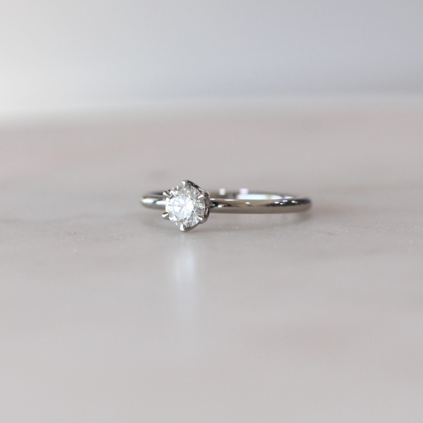 WHITE ROUND DIAMOND / LOTUS RING