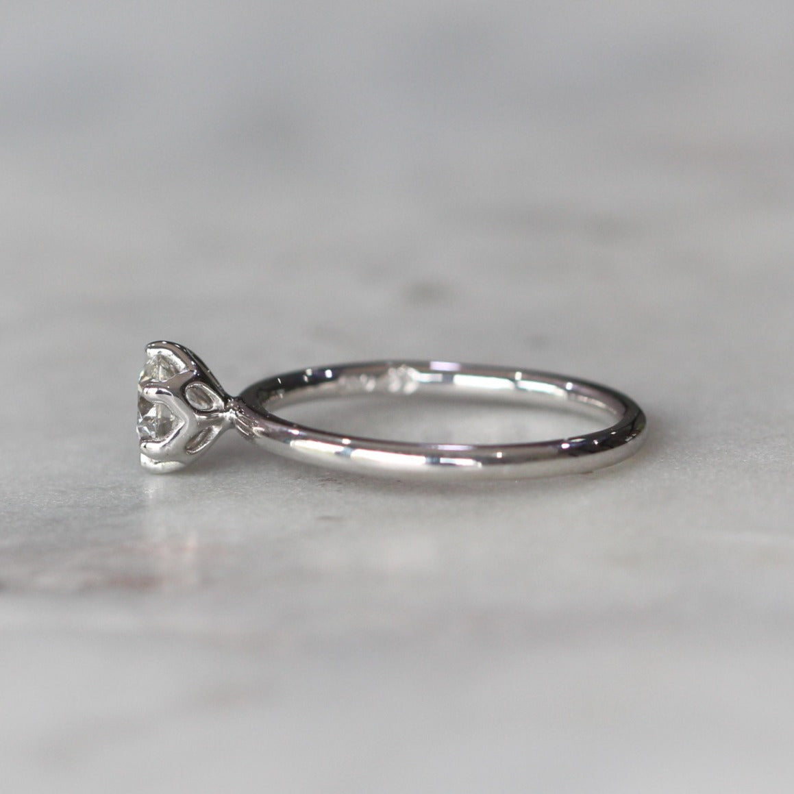 ROUND WHITE DIAMOND / LOTUS RING