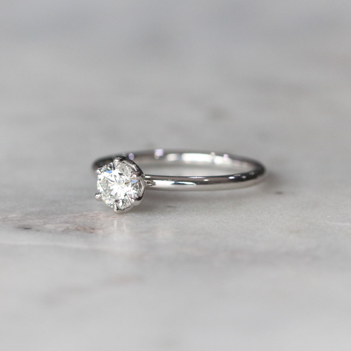 ROUND WHITE DIAMOND / LOTUS RING