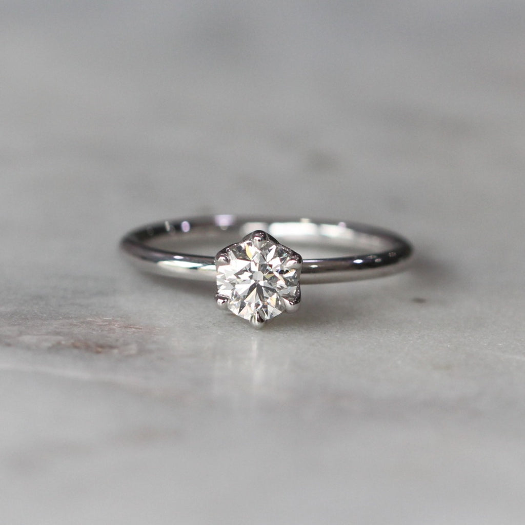 ROUND WHITE DIAMOND / LOTUS RING