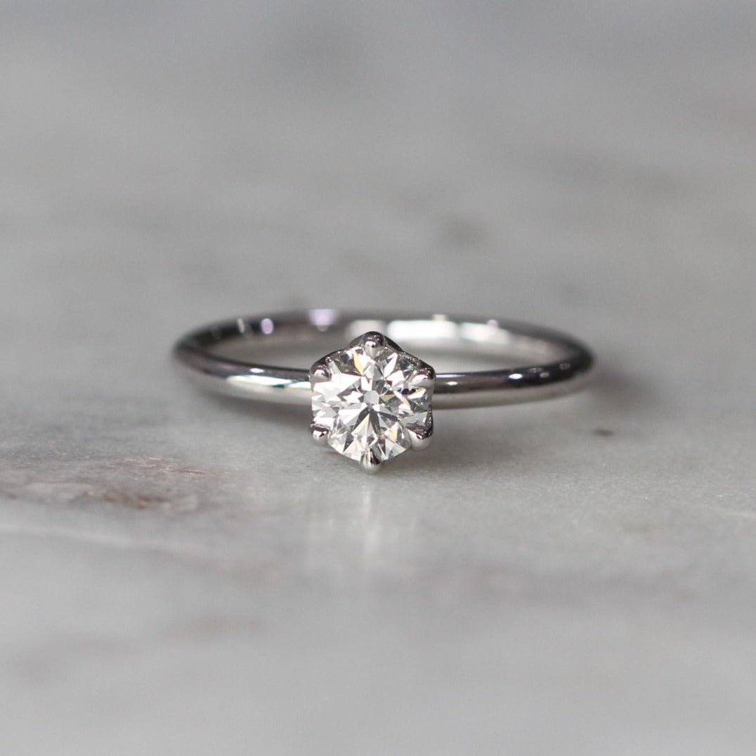 ROUND WHITE DIAMOND / LOTUS RING