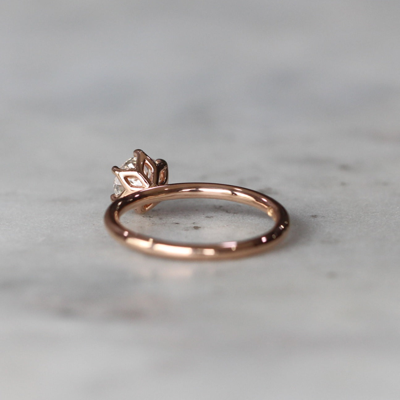 ROUND DIAMOND / LOTUS RING III