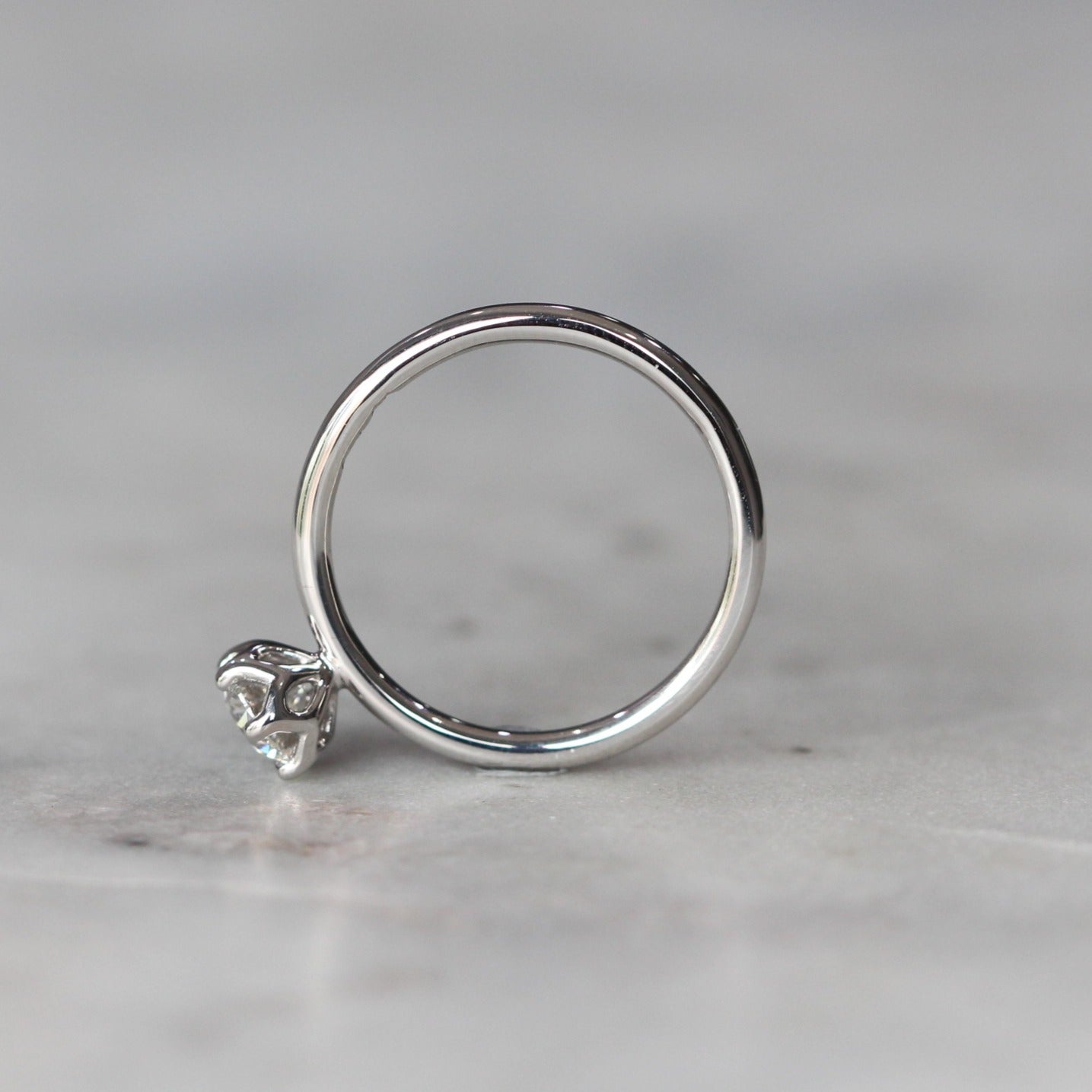 ROUND WHITE DIAMOND / LOTUS RING