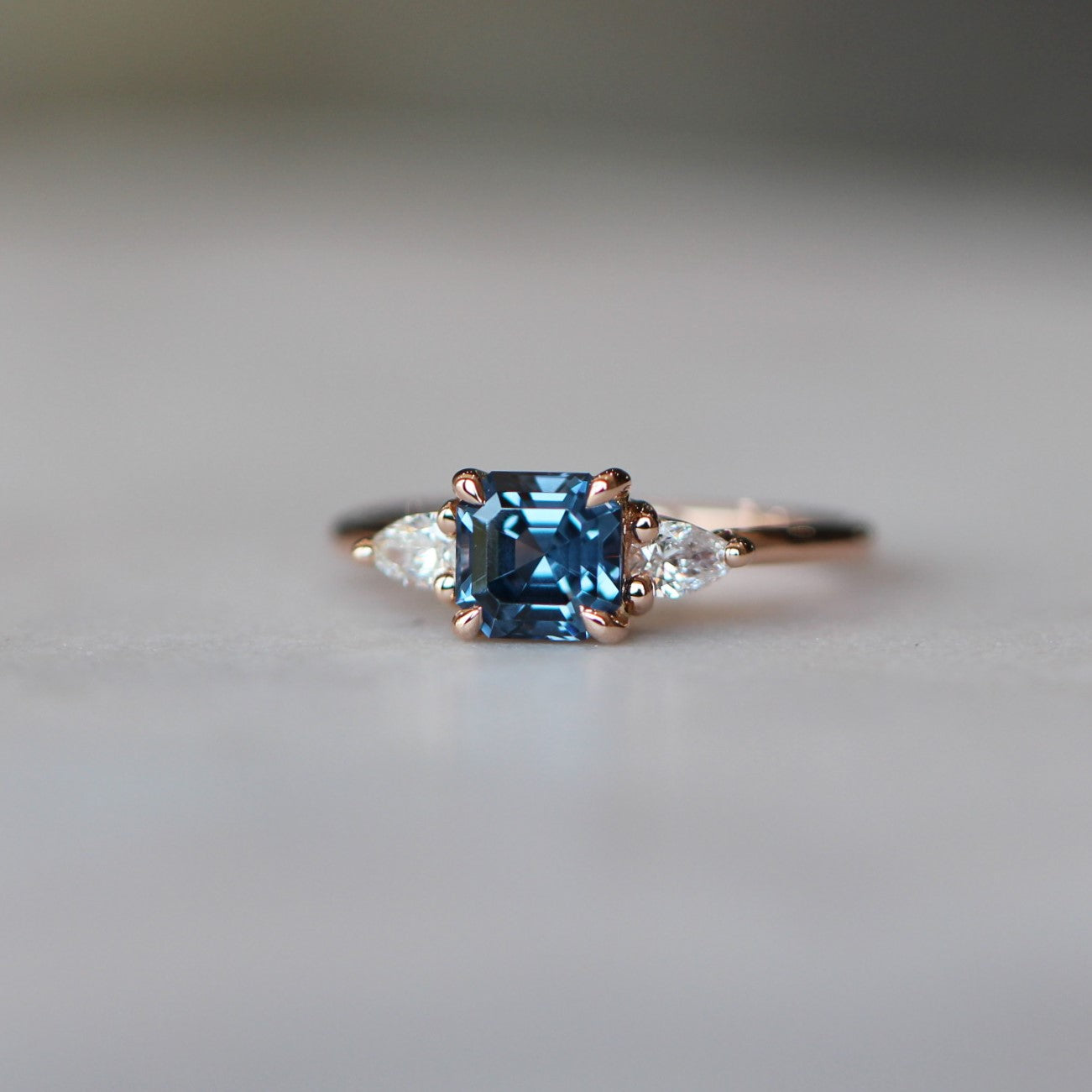 ASSCHER / TRILOGY RING