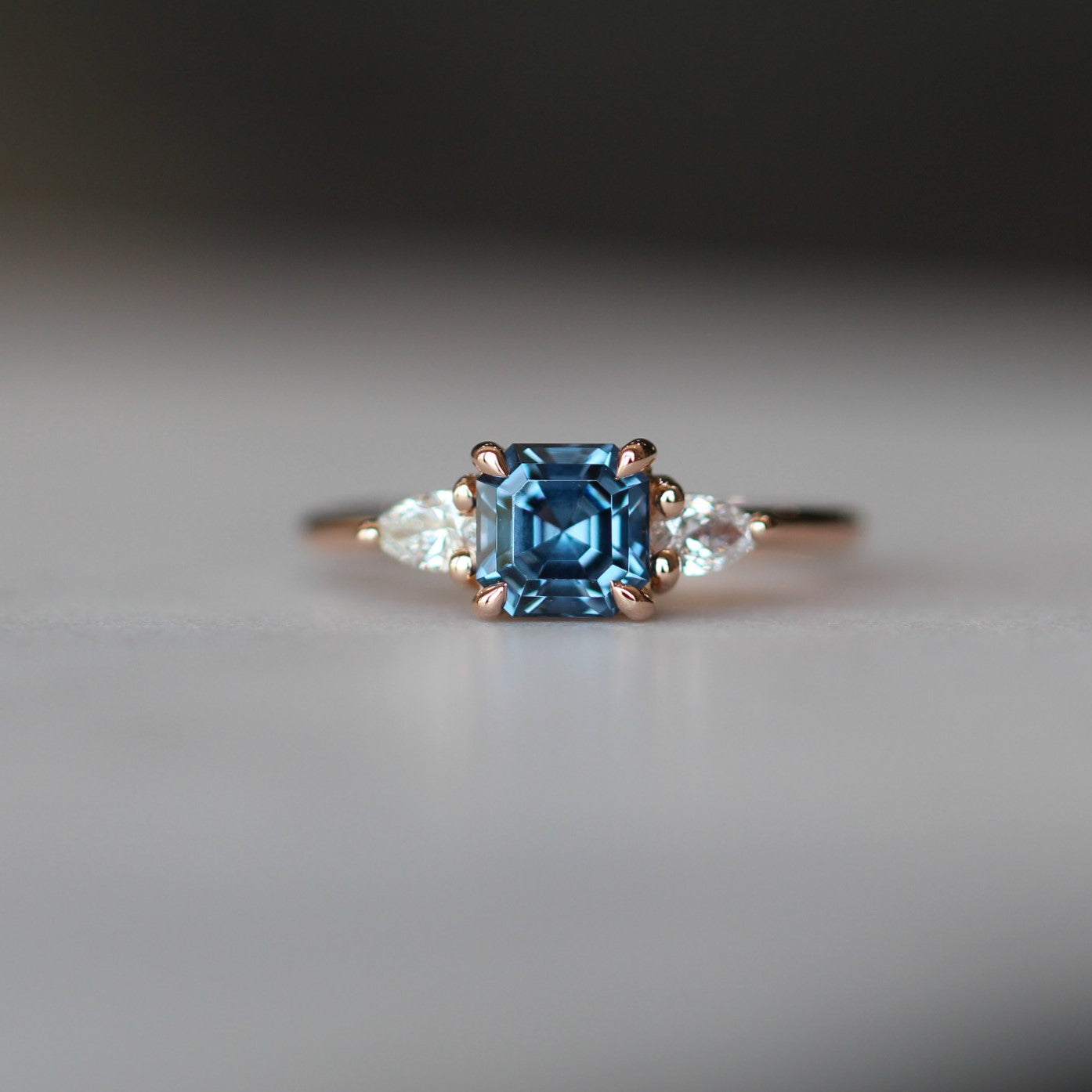 ASSCHER / TRILOGY RING