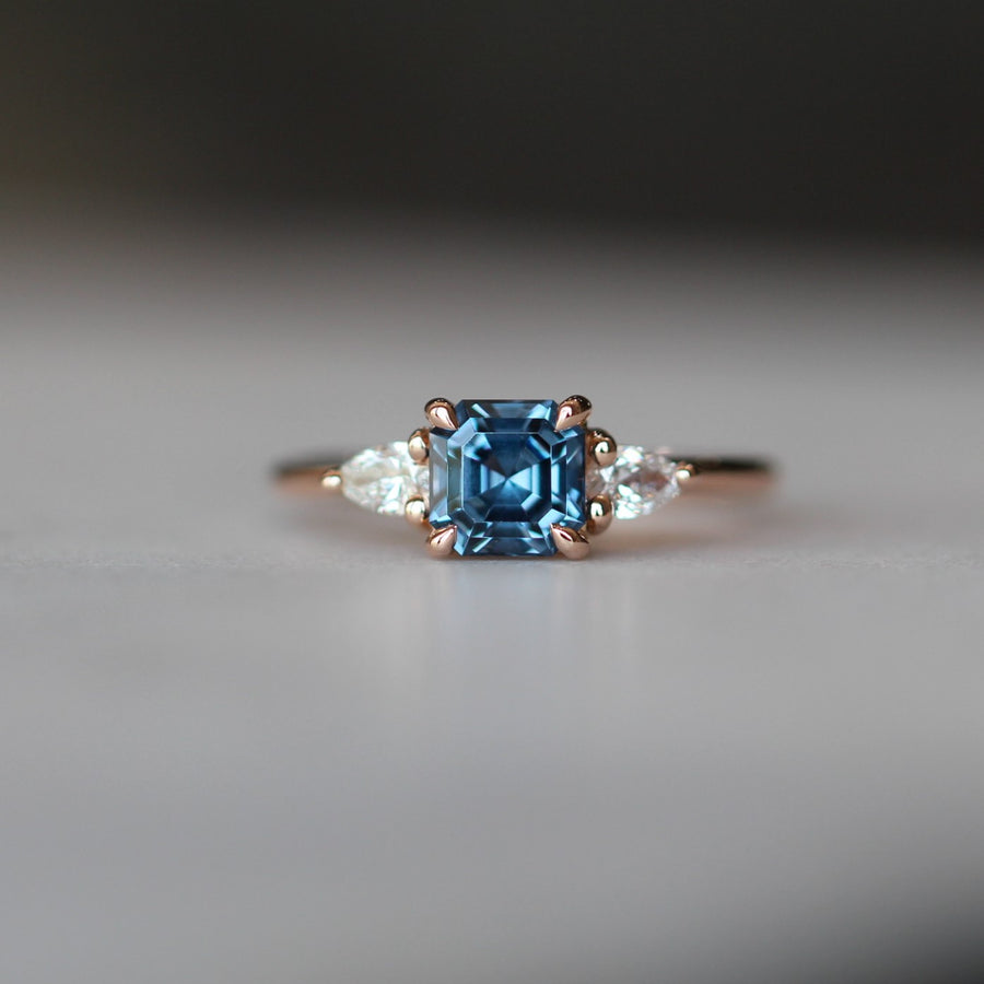 ASSCHER / TRILOGY RING