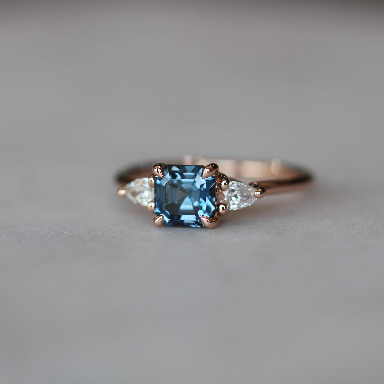 ASSCHER / TRILOGY RING