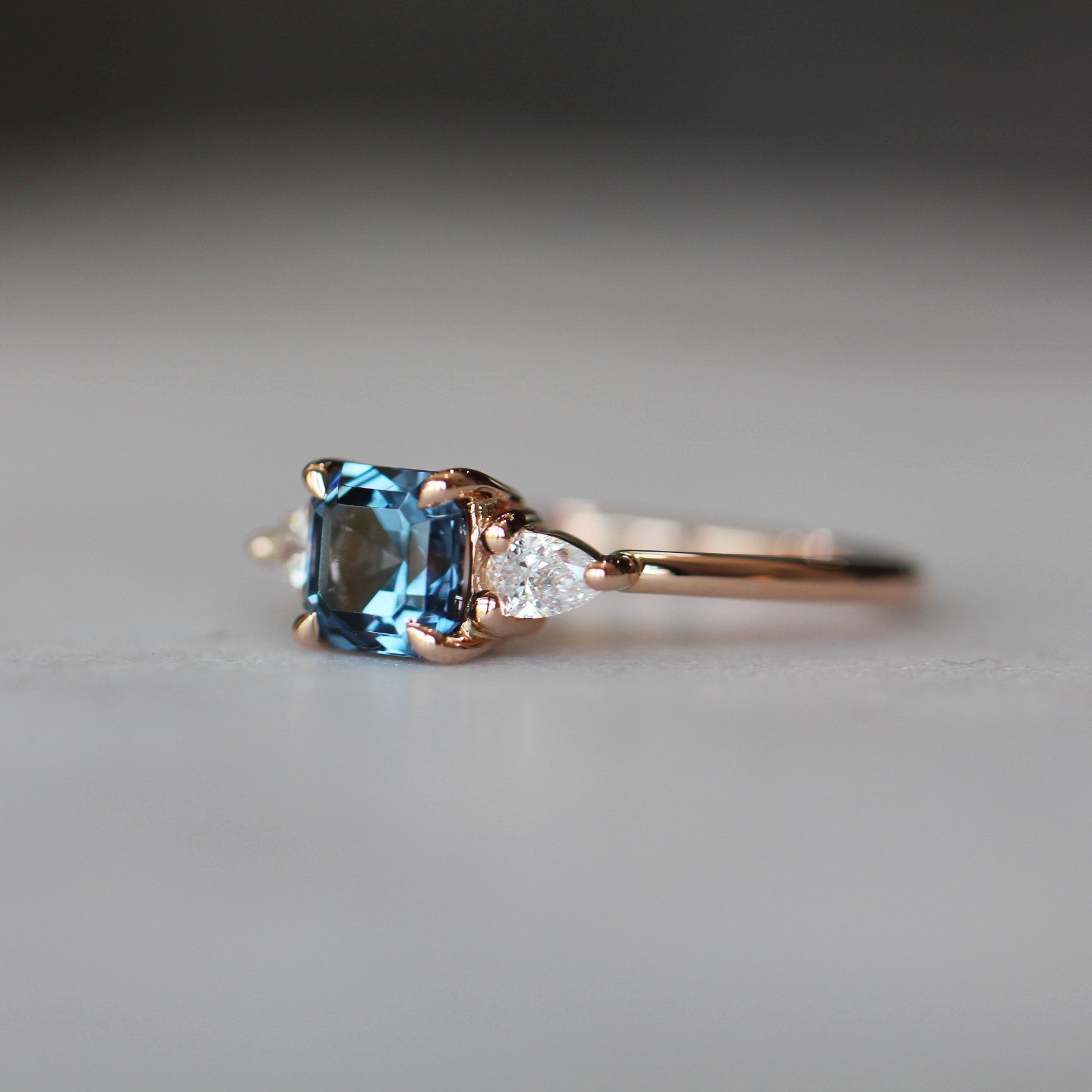 ASSCHER / TRILOGY RING