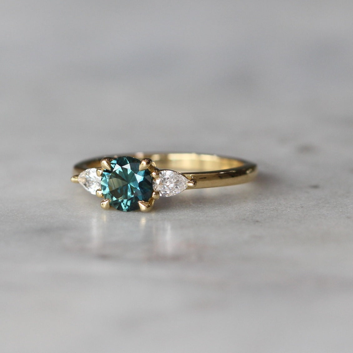ROUND TEAL PARTI / TRILOGY RING