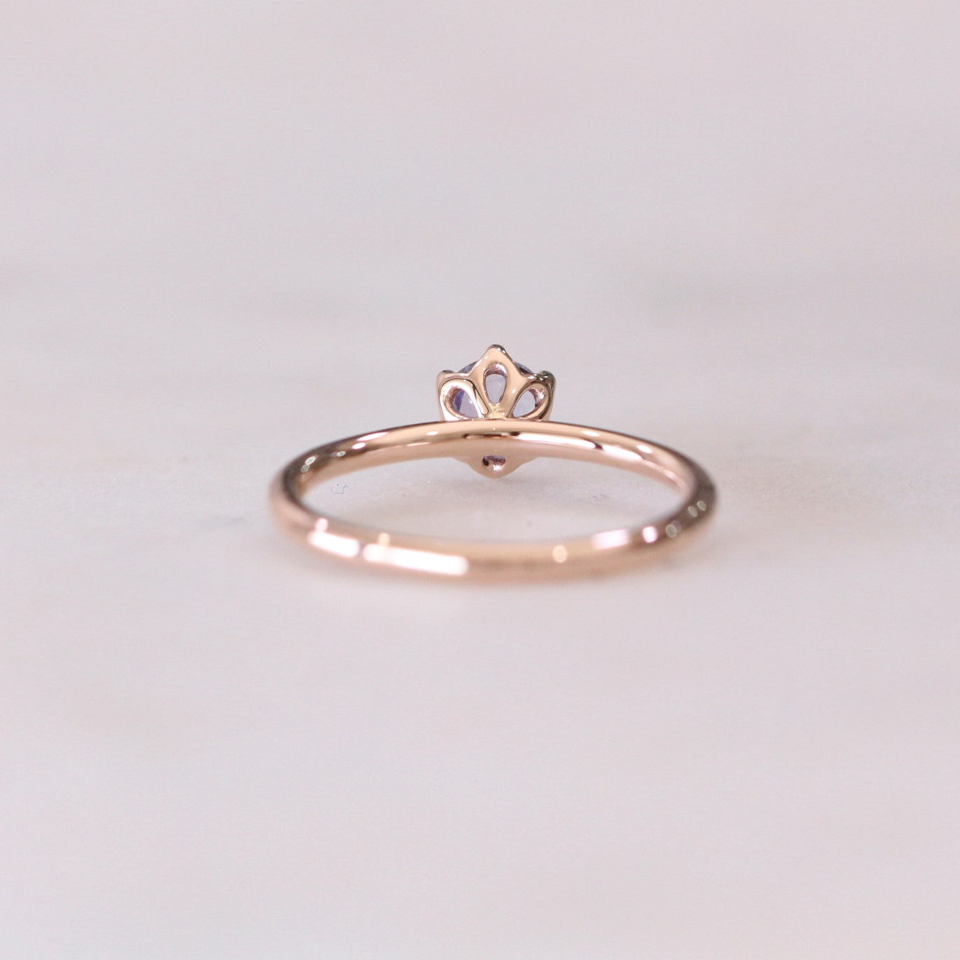 ROUND / CEYLON SOLITAIRE RING