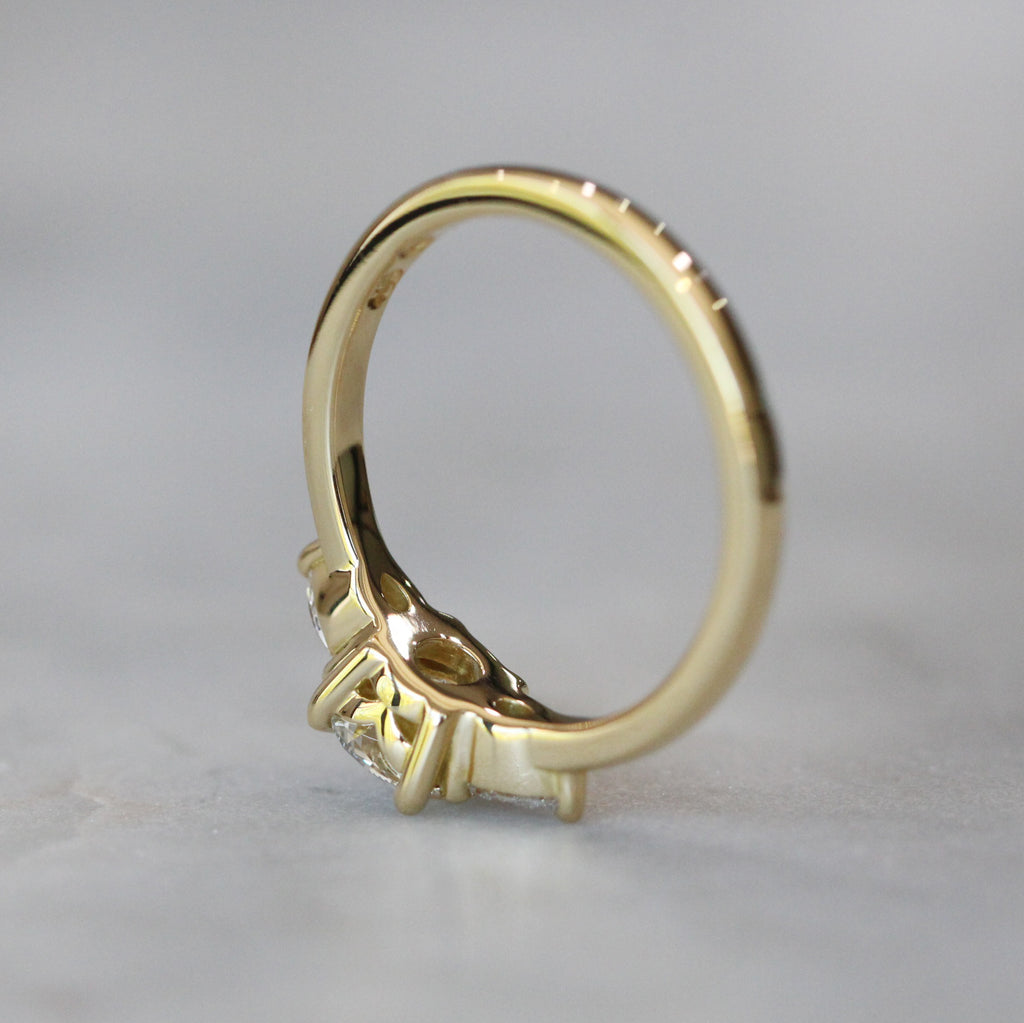 ROUND LAB DIAMOND / TRILOGY RING