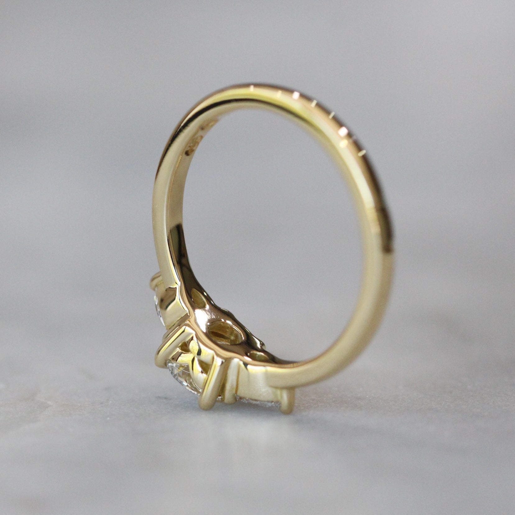 ROUND LAB DIAMOND / TRILOGY RING