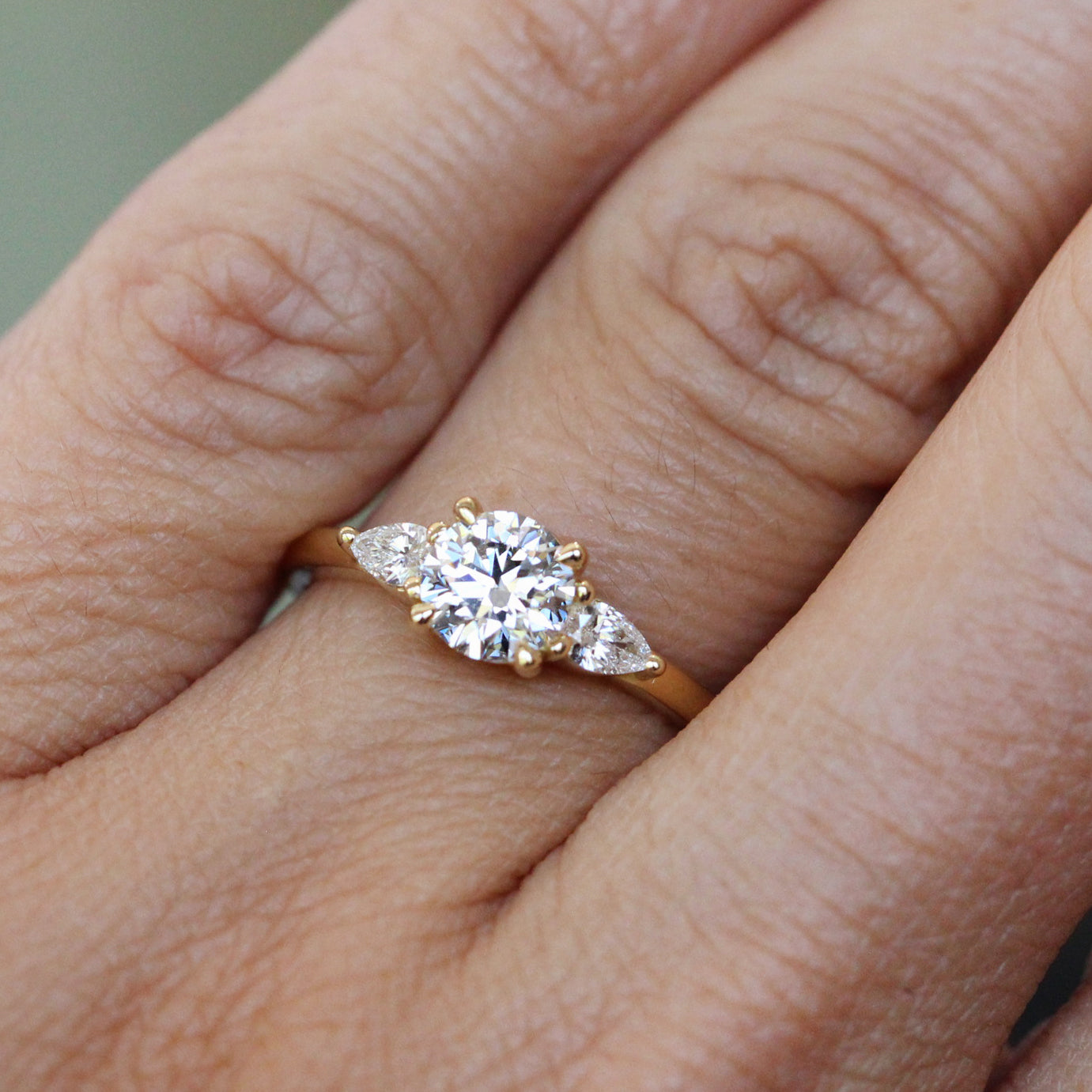 ROUND LAB DIAMOND / TRILOGY RING