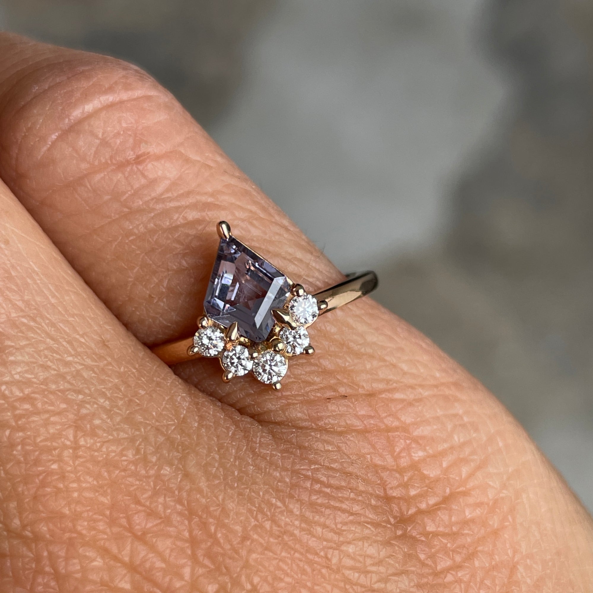 KITE / HALF HALO SPINEL RING