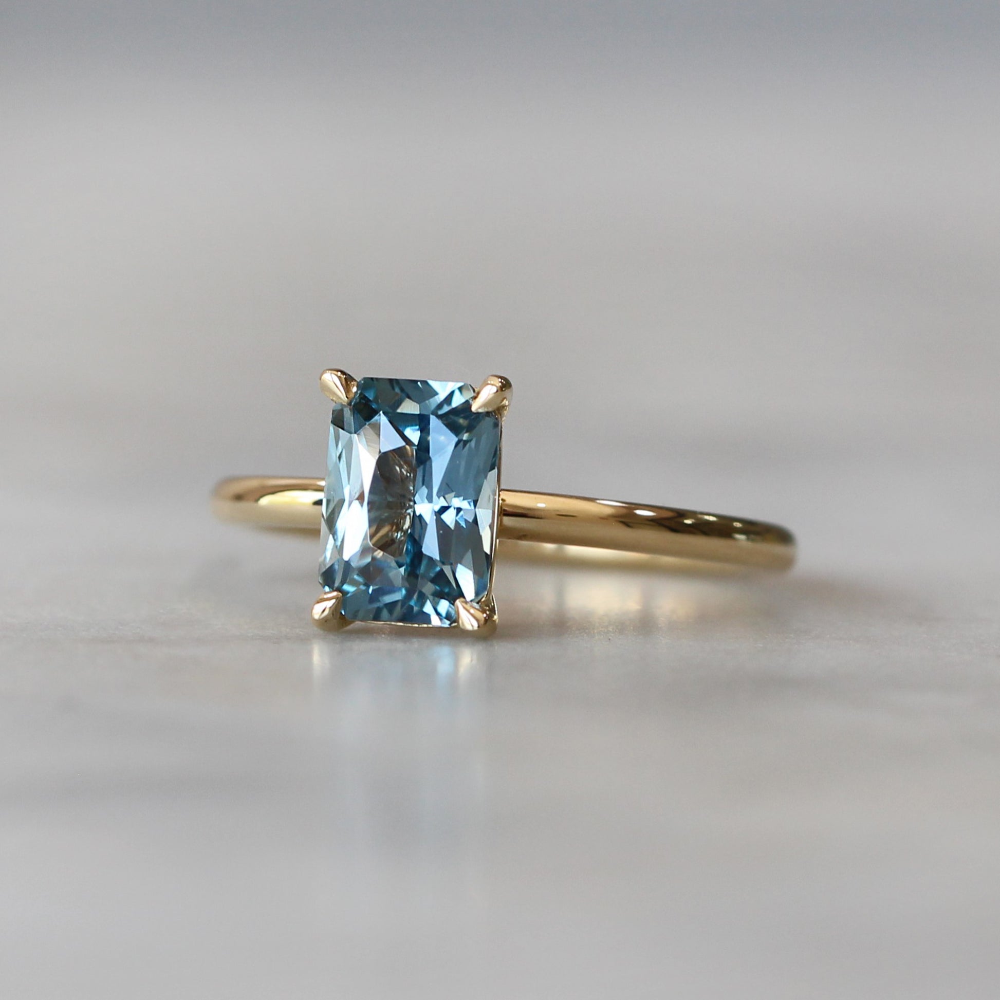 MADAGASCAN SAPPHIRE / SOLITAIRE RING