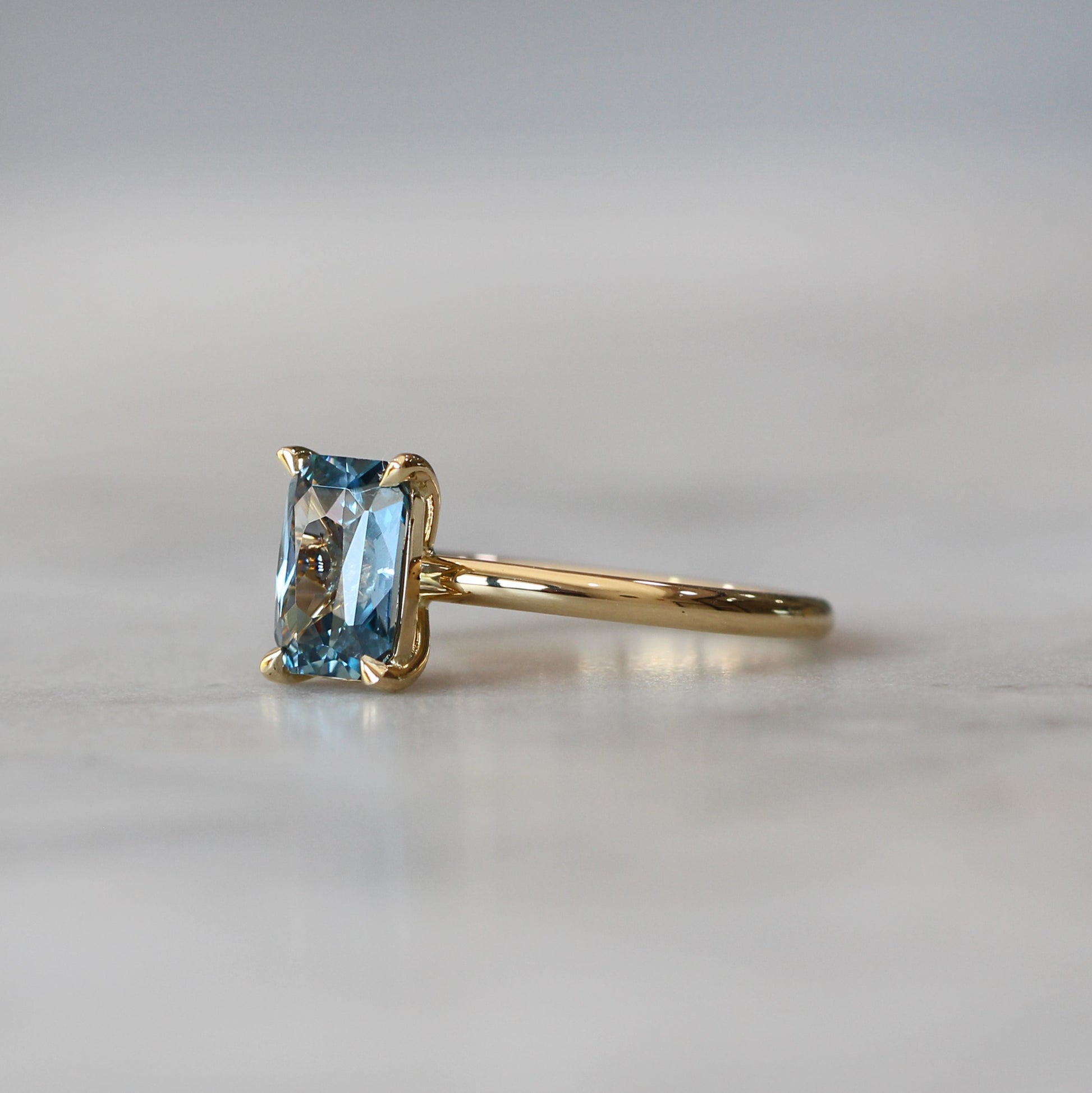 MADAGASCAN SAPPHIRE / SOLITAIRE RING