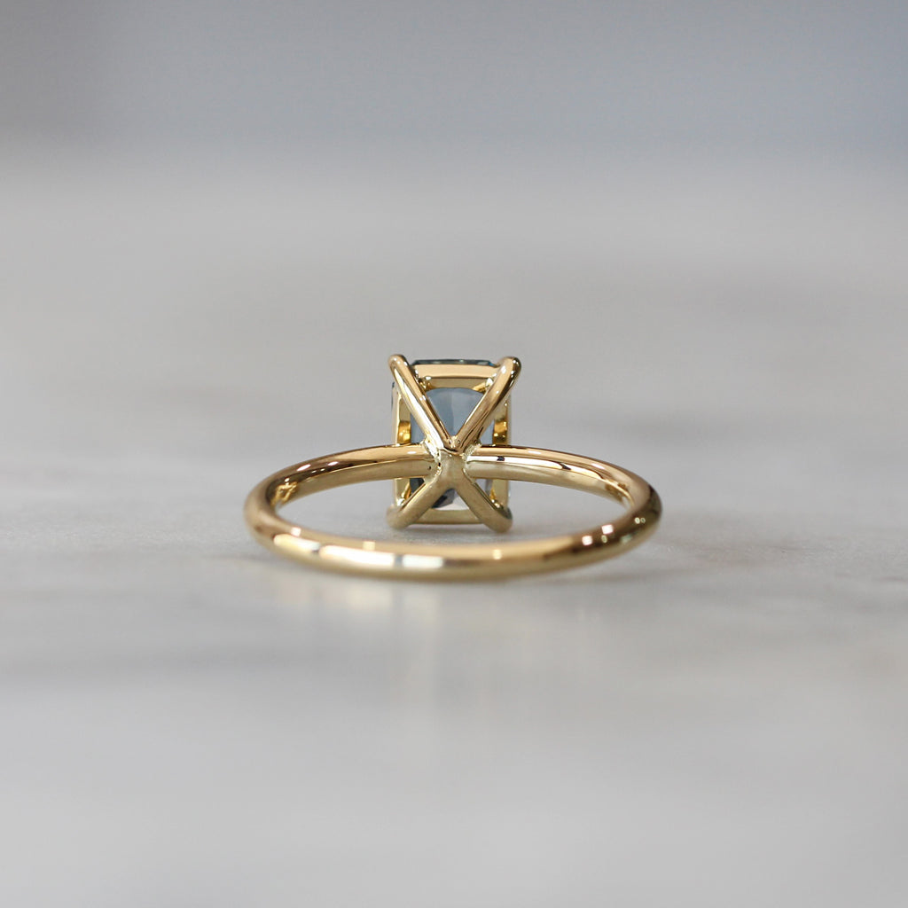 MADAGASCAN SAPPHIRE / SOLITAIRE RING