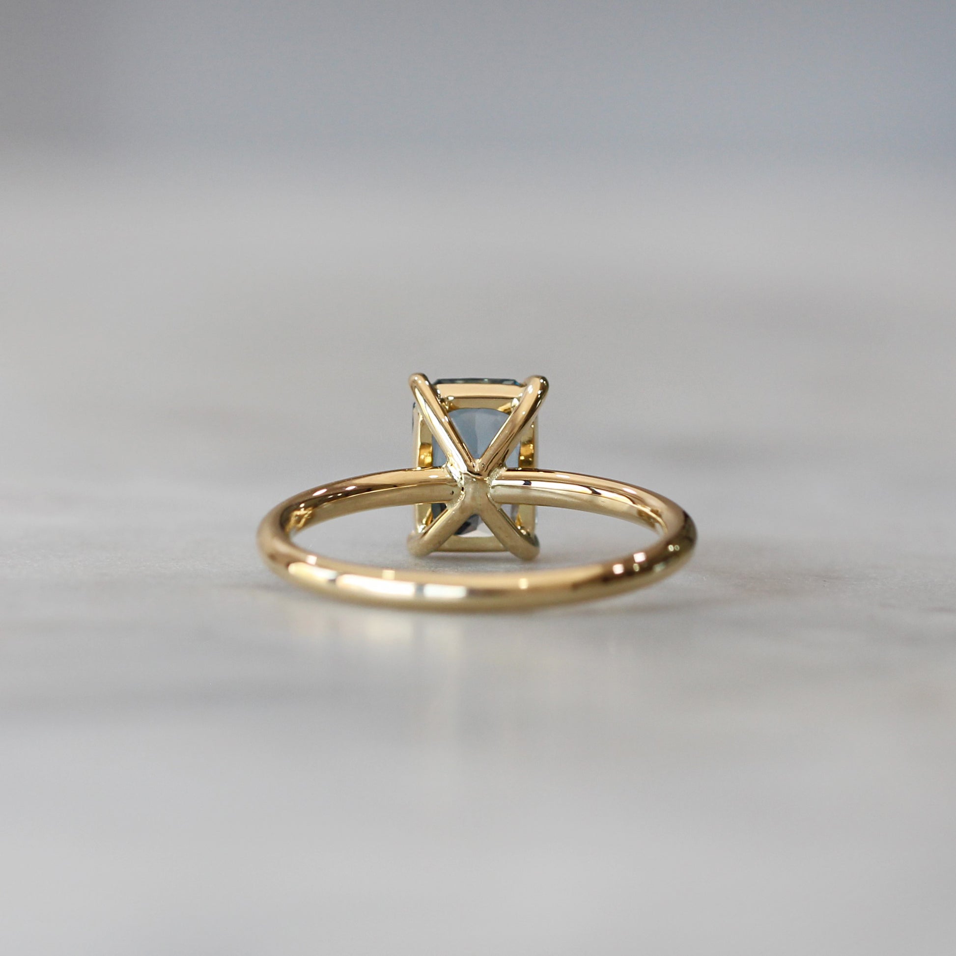 MADAGASCAN SAPPHIRE / SOLITAIRE RING