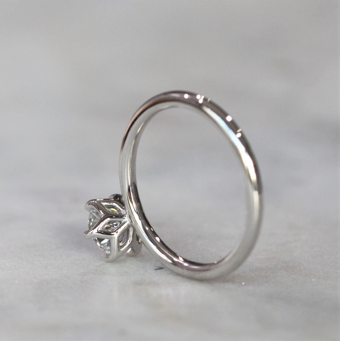 WHITE LAB DIAMOND / LOTUS RING