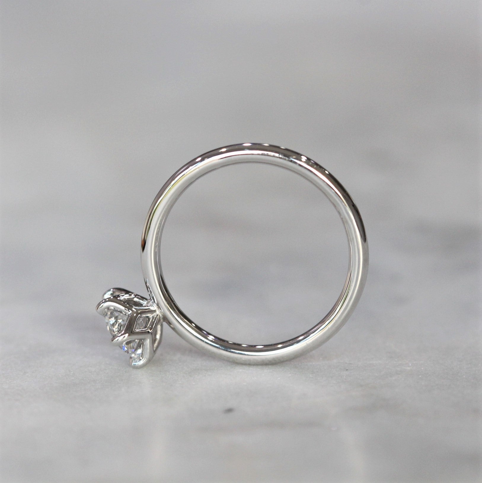 WHITE LAB DIAMOND / LOTUS RING