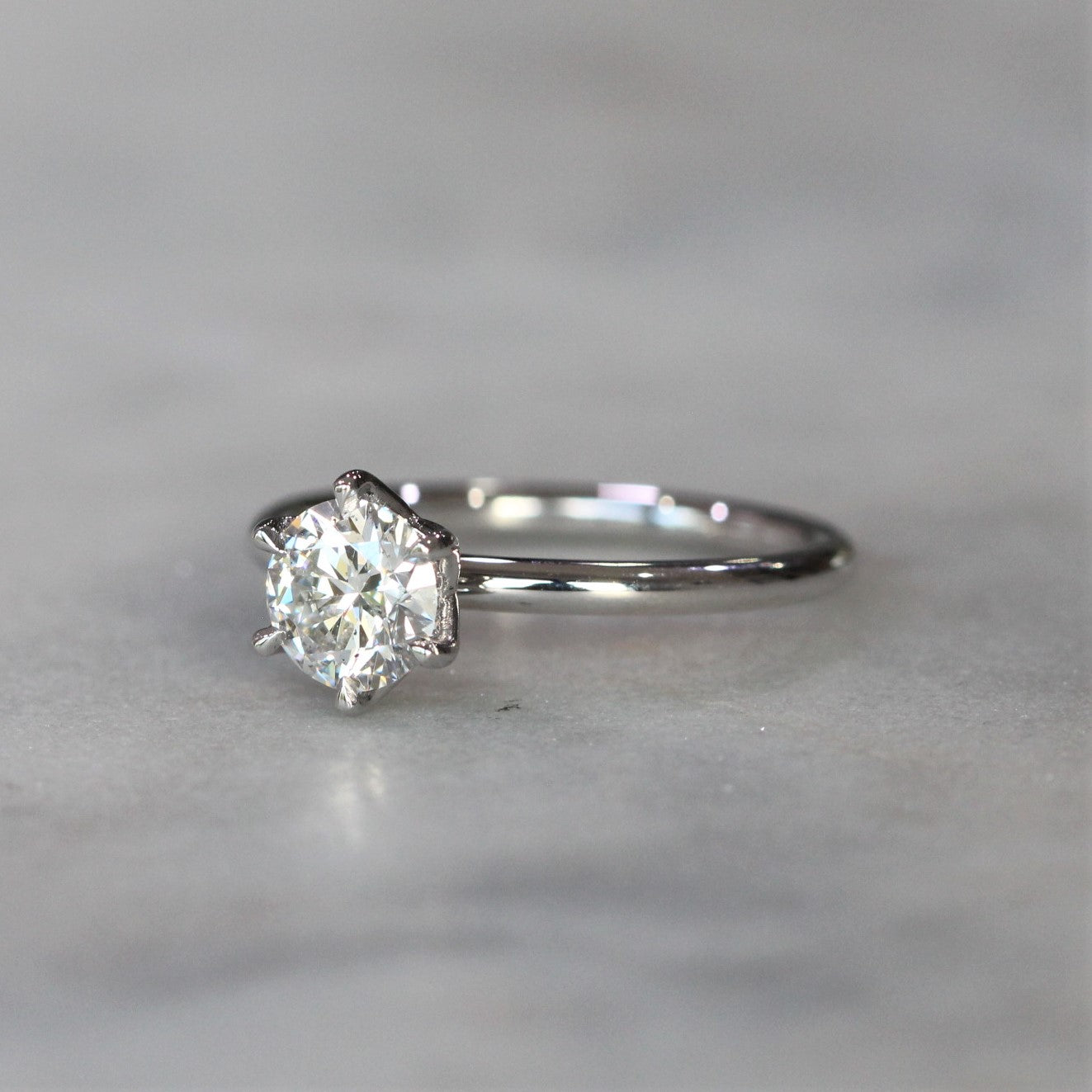 WHITE LAB DIAMOND / LOTUS RING