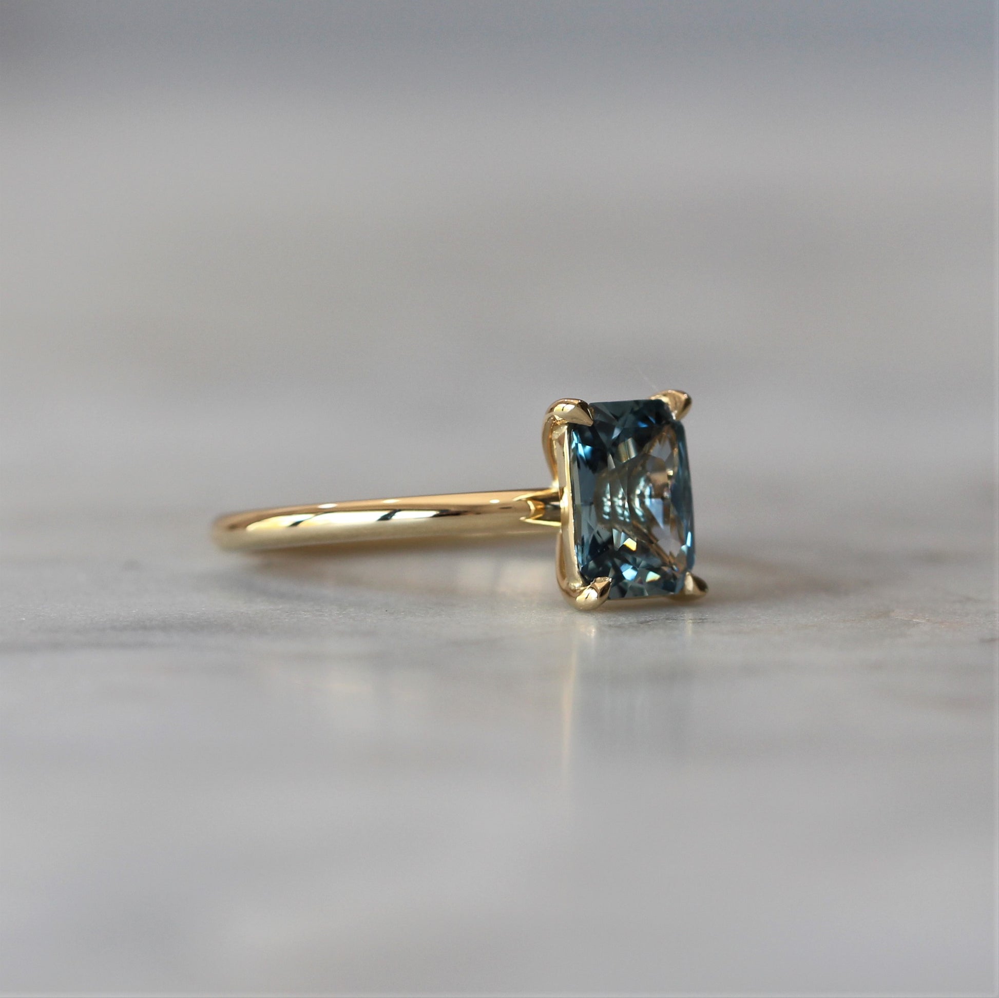 MADAGASCAN SAPPHIRE / SOLITAIRE RING