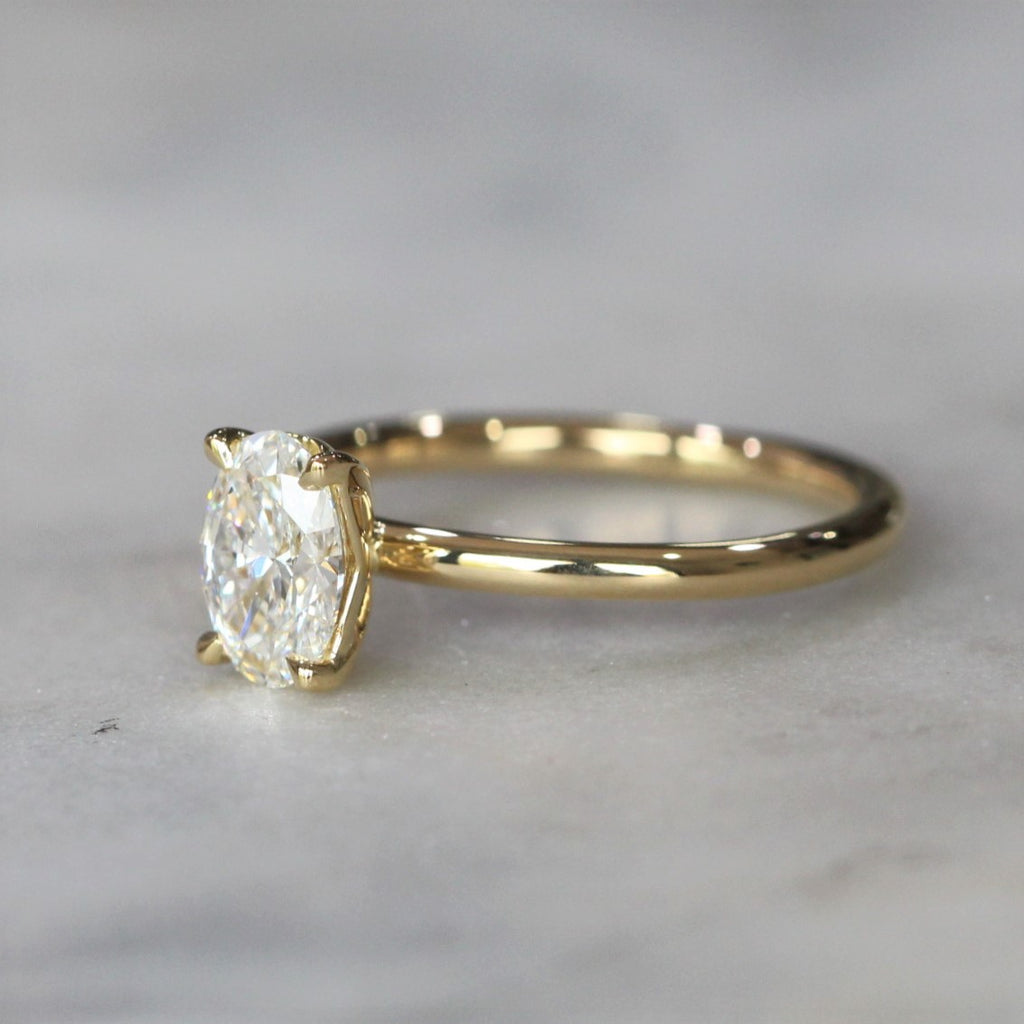 OVAL CUT LAB CREATED / DIAMOND SOLITAIRE