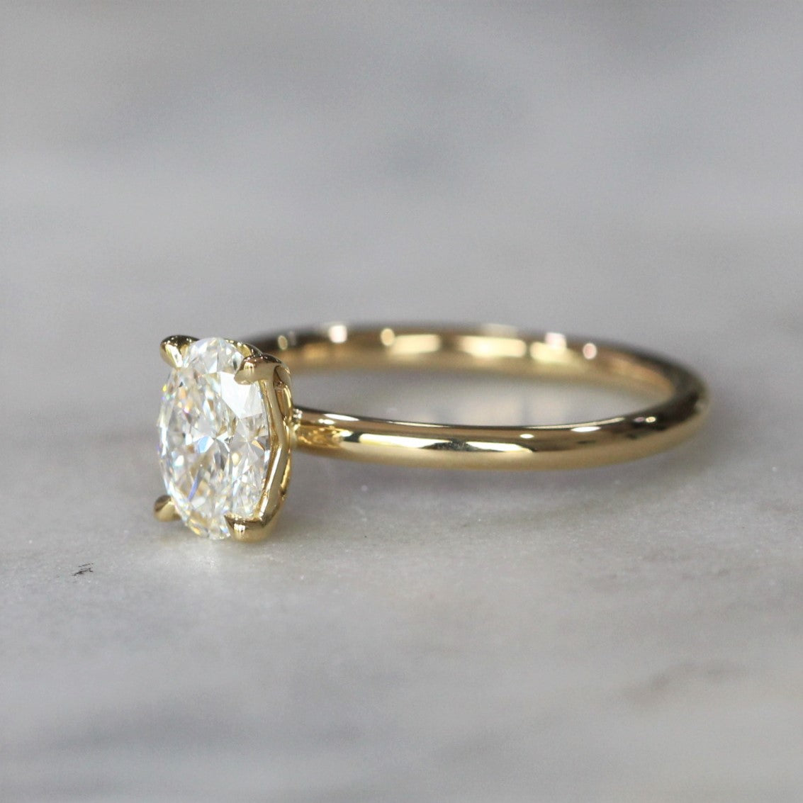 OVAL CUT LAB CREATED / DIAMOND SOLITAIRE