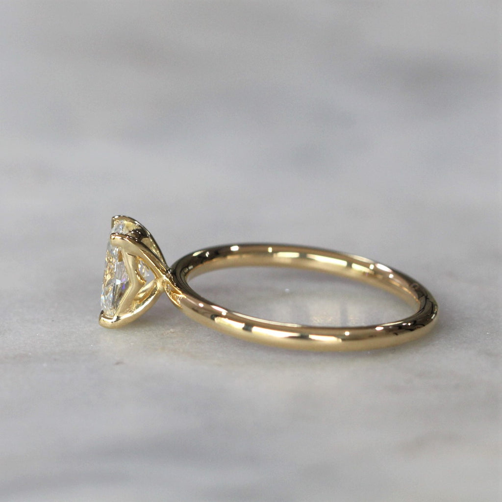 OVAL CUT LAB CREATED / DIAMOND SOLITAIRE