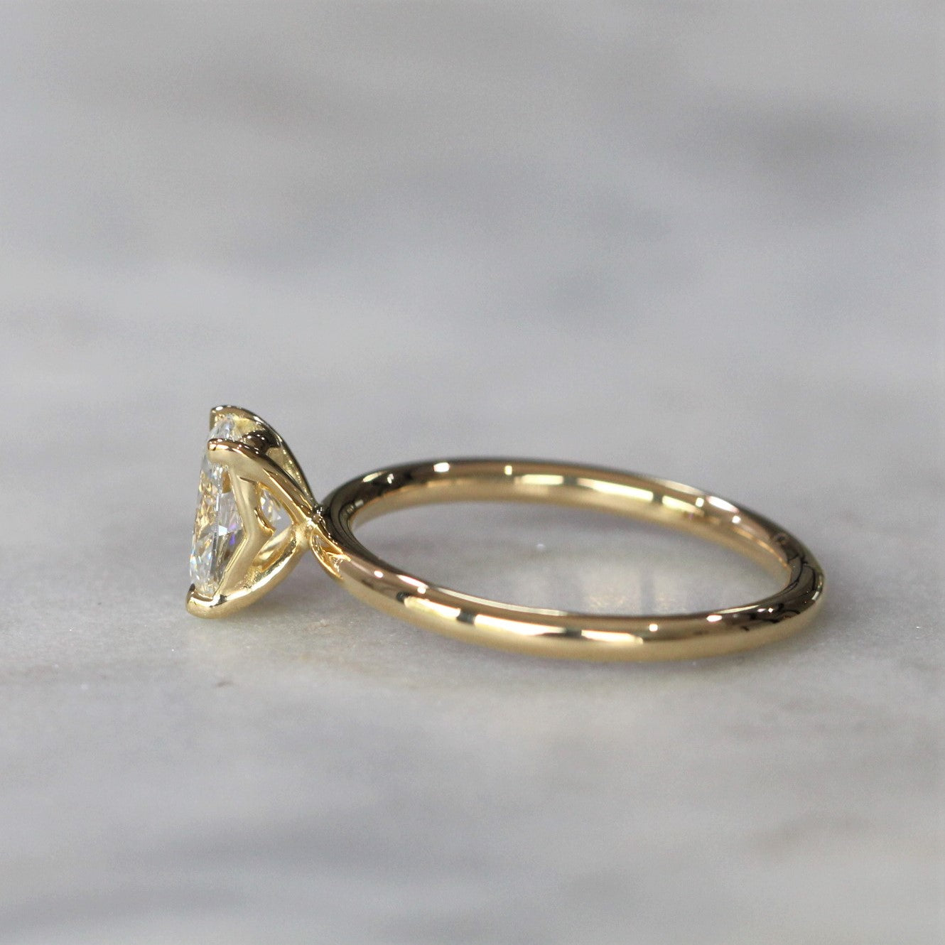 OVAL CUT LAB CREATED / DIAMOND SOLITAIRE