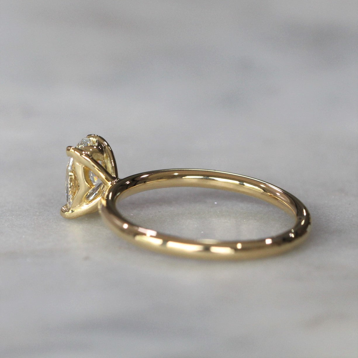 OVAL CUT LAB CREATED / DIAMOND SOLITAIRE